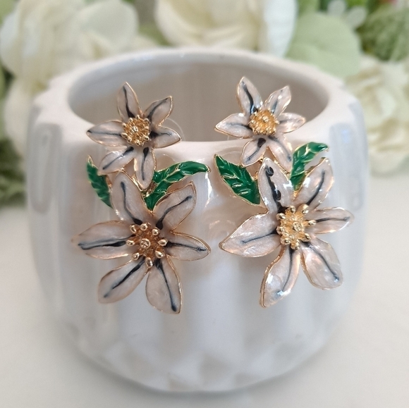 💖 2/$30 Ivory white Boho Flower gold Floral painted dangle statement Earrings - Picture 7 of 9